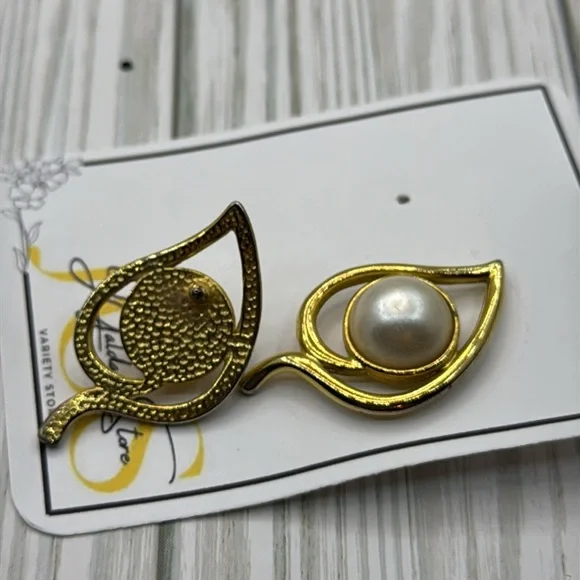 VTG gold pearl leaf pierced earrings designer runway - Picture 6 of 6